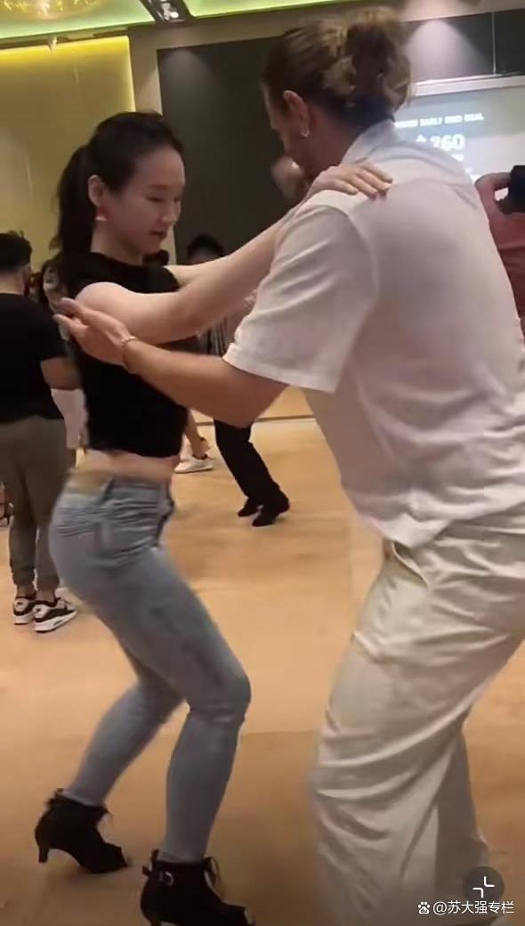 张小姐最新爆料视频,惊人内幕大公开! 第1张 张小姐最新爆料视频,惊人内幕大公开! 第1张